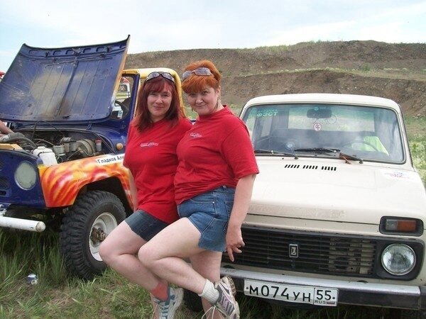 Виктория Кузьмина и Ольга Воробьева. И легендарная бежевая Нива 2121
