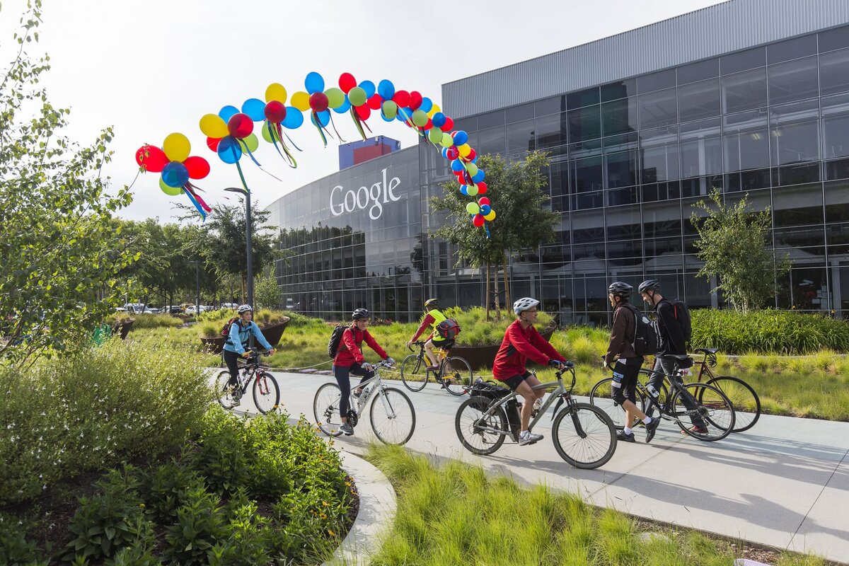 Сотрудники Google в Googleplex in Mountain View, CA. Brooks Kraft | Getty Images
