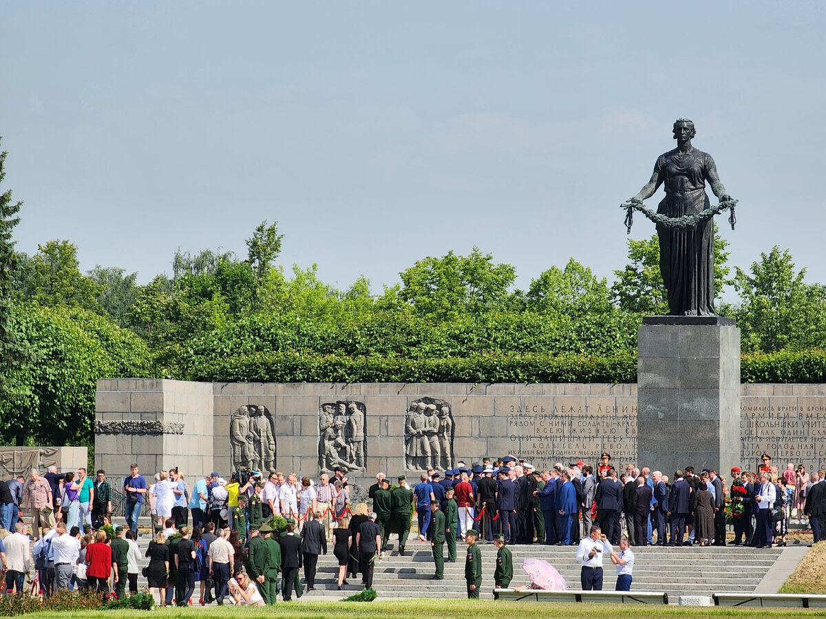 Мероприятия на пискаревском кладбище 9 мая. Пискарёвское мемориальное кладбище. Пискарёвское мемориальное кладбище нходих. Преображенское мемориальное кладбище. Пискарёвское мемориальное кладбище пруд.