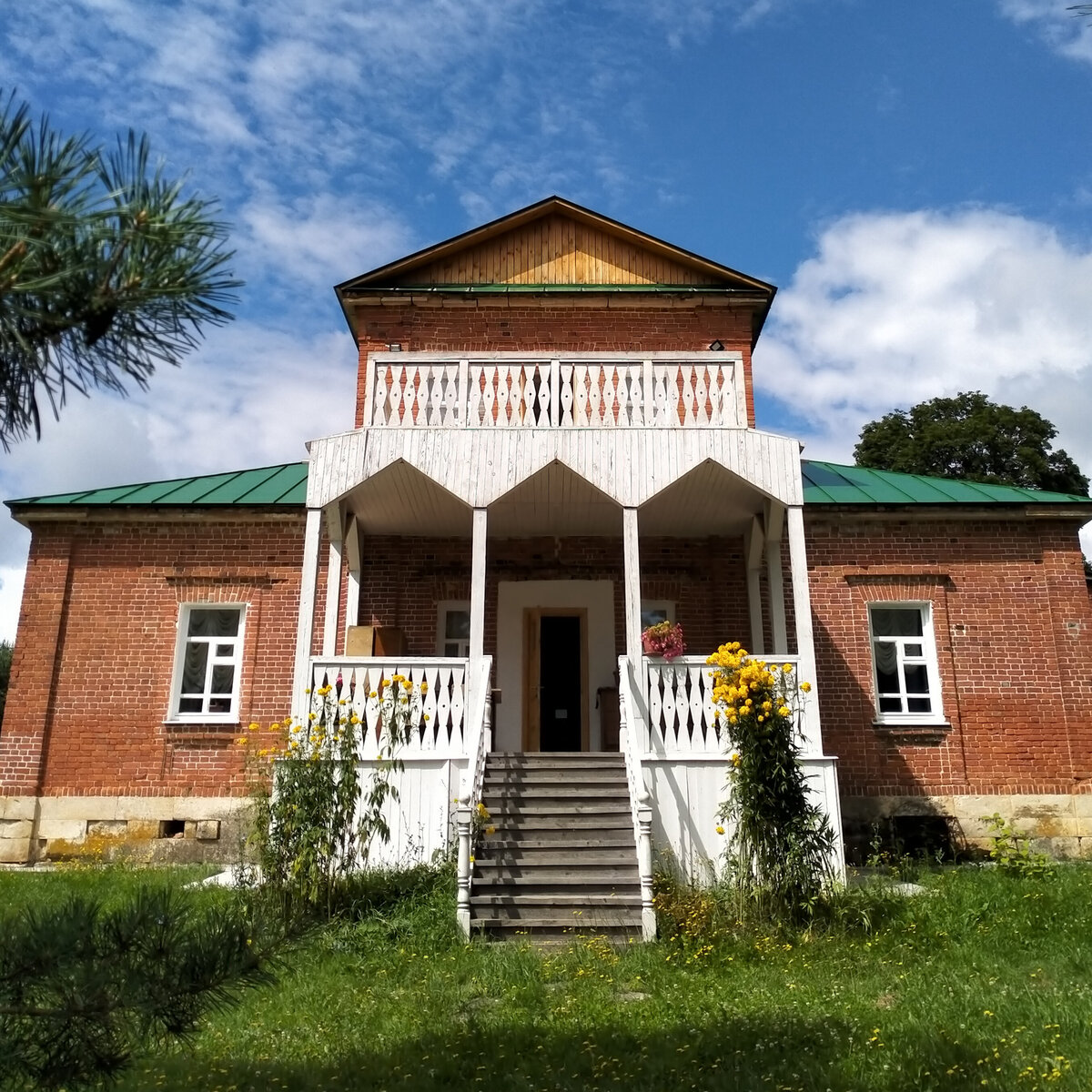 Дом с мезонином был построен для Марии Николаевны, единственной сестры Льва Николаевича Толстого. Ей принадлежали эти земли за Упой и мельница (нынешнее Малое Пирогово). Фото 2020 года.