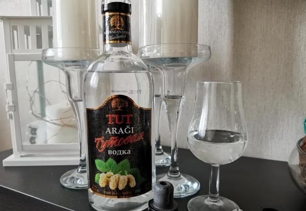 Тутовая вoдкa как один из символов Азербайджана