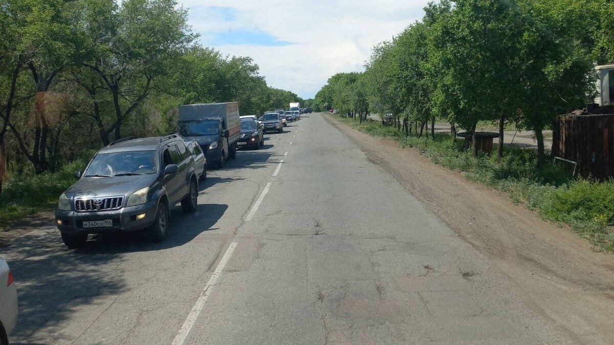     В Абакане на Абаканской под Коммунальным мостом установили новый светофор — теперь на Набережной образовалась большая пробка.