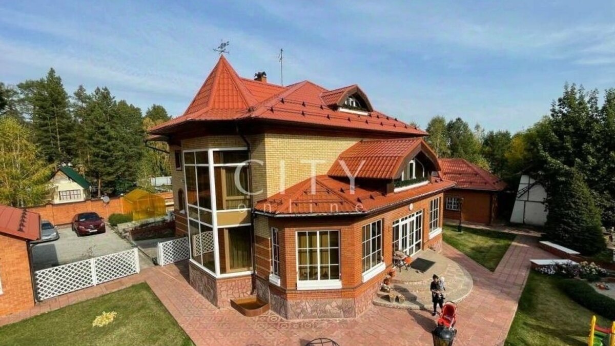     В Тюменской области пытаются продать за 32,5 миллиона рублей трехэтажный особняк, расположенный в деревне Черная речка.