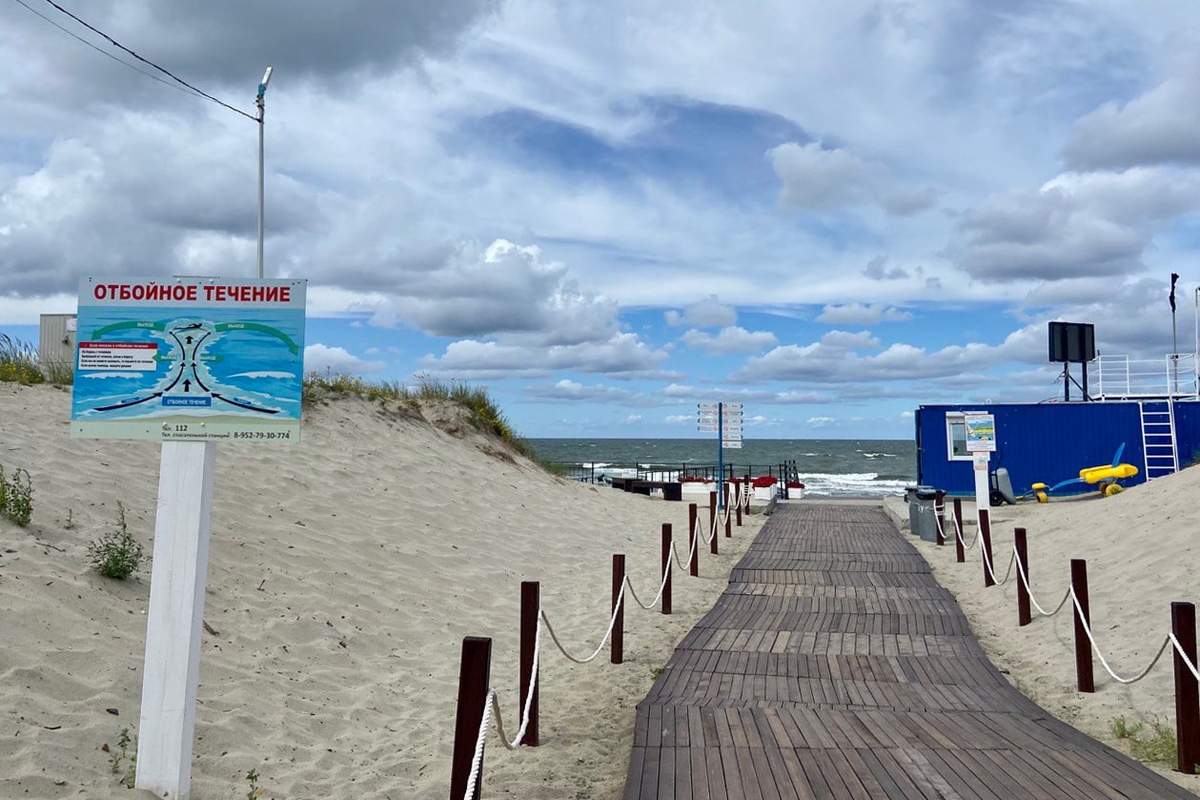 Вода в море калининград. Пляжи Балтики в Калининграде. Балтийское море Янтарный пляж Калининград. Балтийское долголетие Калининград. Побережье Балтийского моря Зеленоградск.