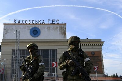    Военнослужащие РФ возле здания Каховской ГЭС © РИА Новости