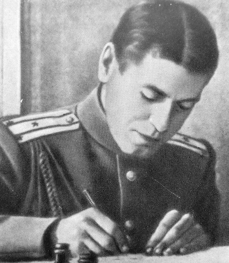 При этом, выборный командир мог вполне не то что соответствовать своей должности, но являться и бывшим царским офицером. Вот, к примеру, Борис Михайлович Шапошников, будущий Маршал Советского Союза. Полковник старой армии, в ноябре-декабре на съезде делегатов военно-революционных комитетов был избран начальником Кавказской гренадерской дивизии.