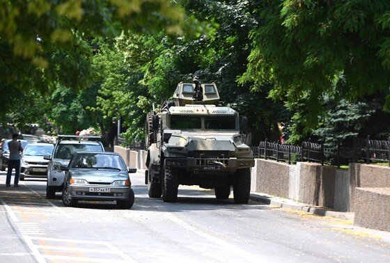    Ростов-на-Дону, военная техника бойцов ЧВК «Вагнер» у здания Южного военного округа