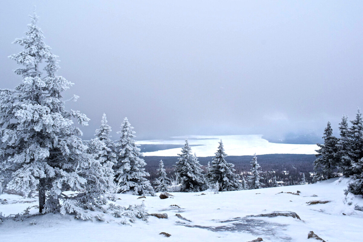 Вид с вершины Зюраткуля на озеро