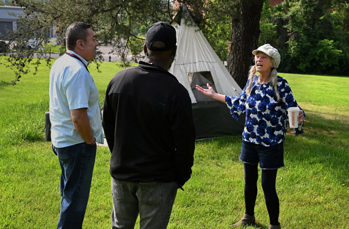 Шерон пытается уговорить сотрудников не прогонять её. Фото: The Washington Post 