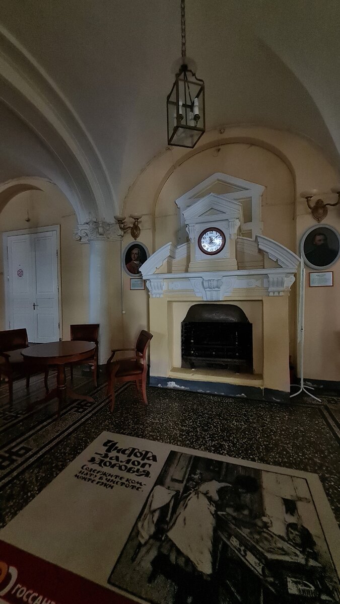 Сразу на входе в музей такая красота.