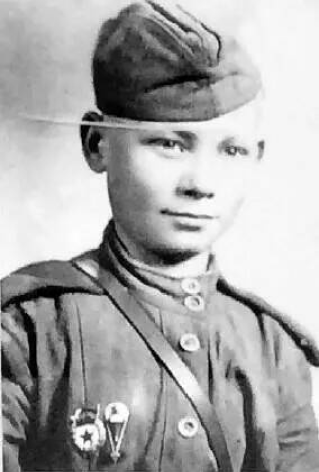 Толя Мерзликин попал на фронт в 13 лет, был зачислен сыном полка, успешно ходил в разведку. В одном из боев мальчик спас раненого советского солдата и уничтожил немецкого снайпера.-2