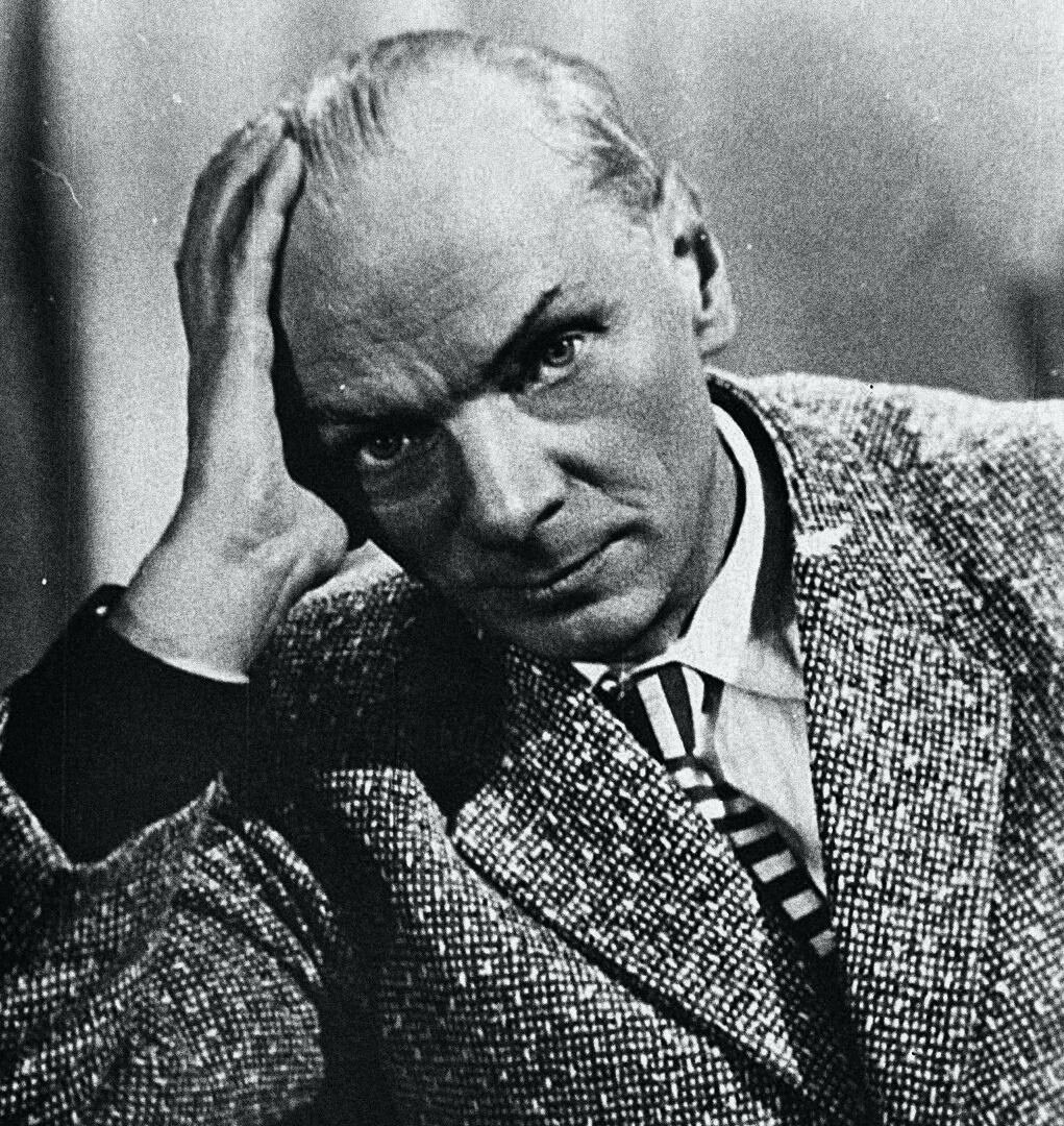 Мне всегда хочется, чтобы летом была зима, а зимой - лето... Режиссёр ...