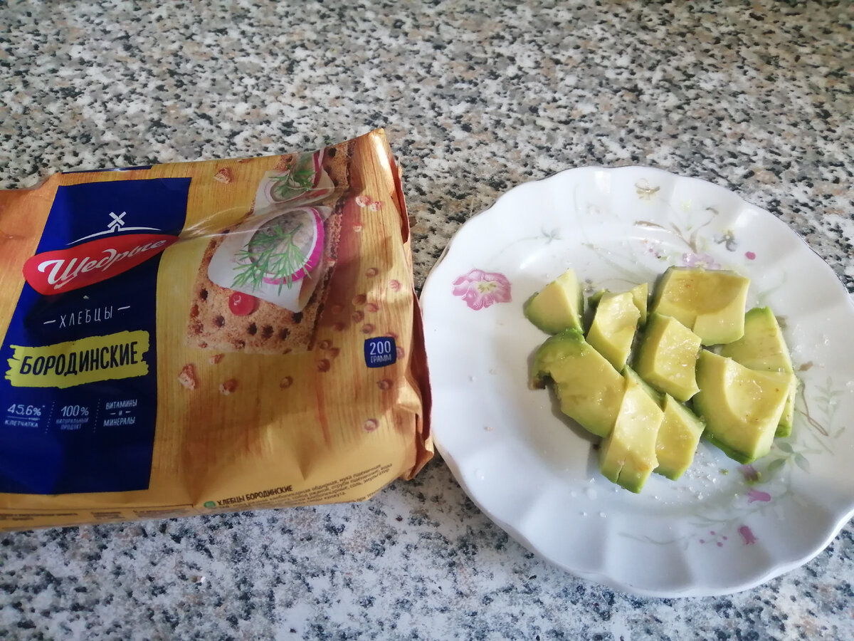 На завтрак люблю авокадо с хлебцами,