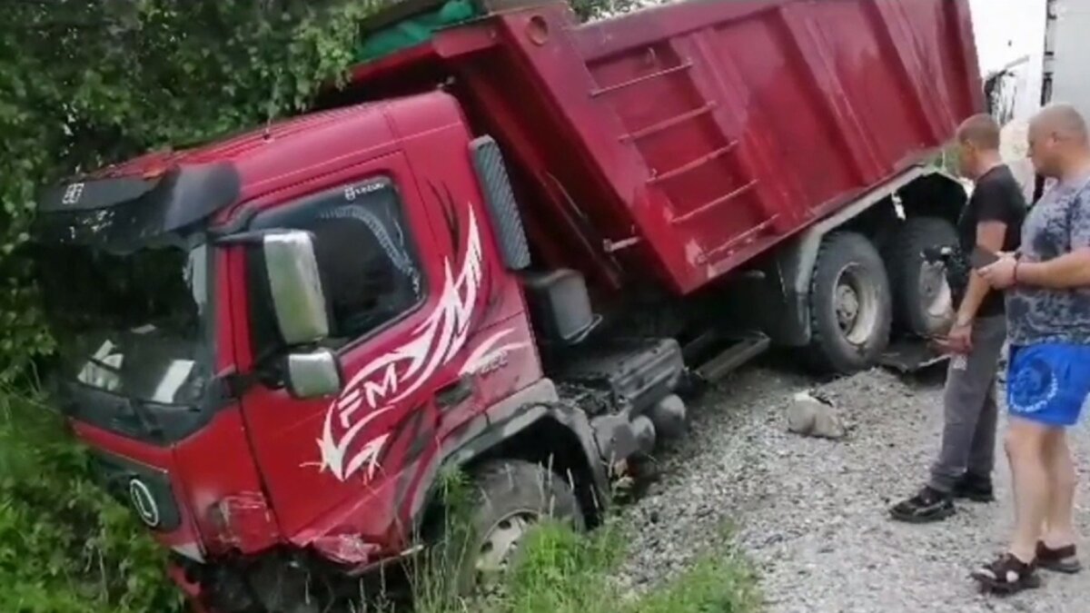     В Приморье произошло серьёзное ДТП с участием грузового автомобиля. В полиции появились подробности аварии.