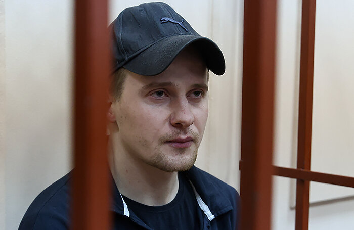    Александр Пермяков, обвиняемый в покушении на писателя Захара Прилепина, во время рассмотрения ходатайства о продлении ареста в Басманном суде.Станислав Красильников/ТАСС