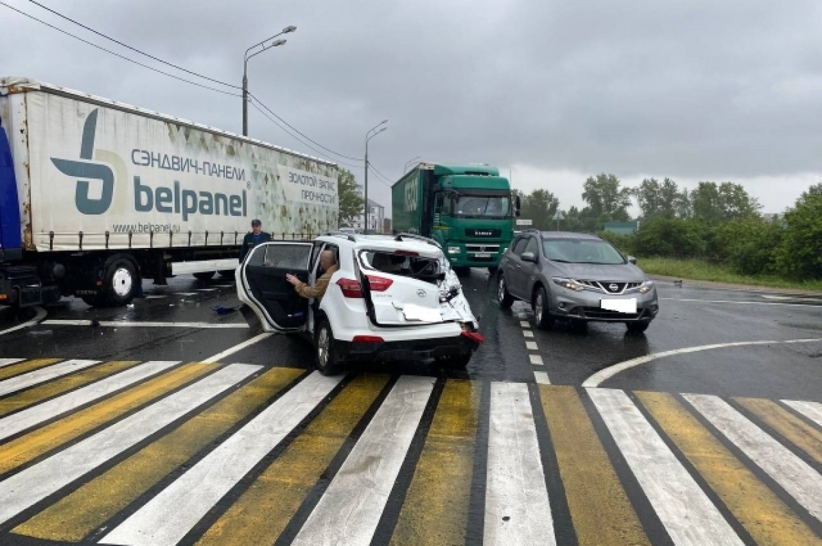   В Тверской области грузовик спровоцировал ДТП с несколькими автомобилями