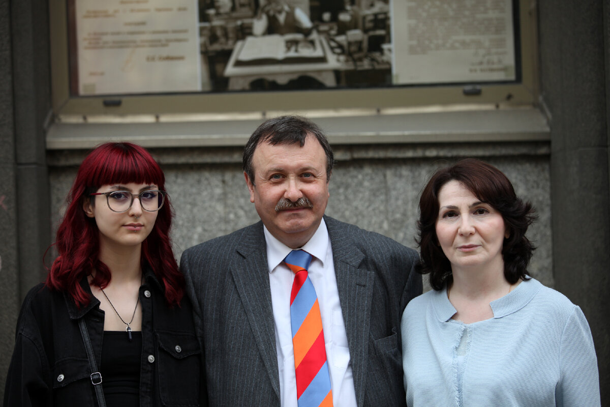 Недавно состоялось очень значимое для меня событие. Была издана моя книга «Армянский мир Александра Ерканяна». В Москве состоялись две её торжественные презентации. Но обо всём по порядку.-9