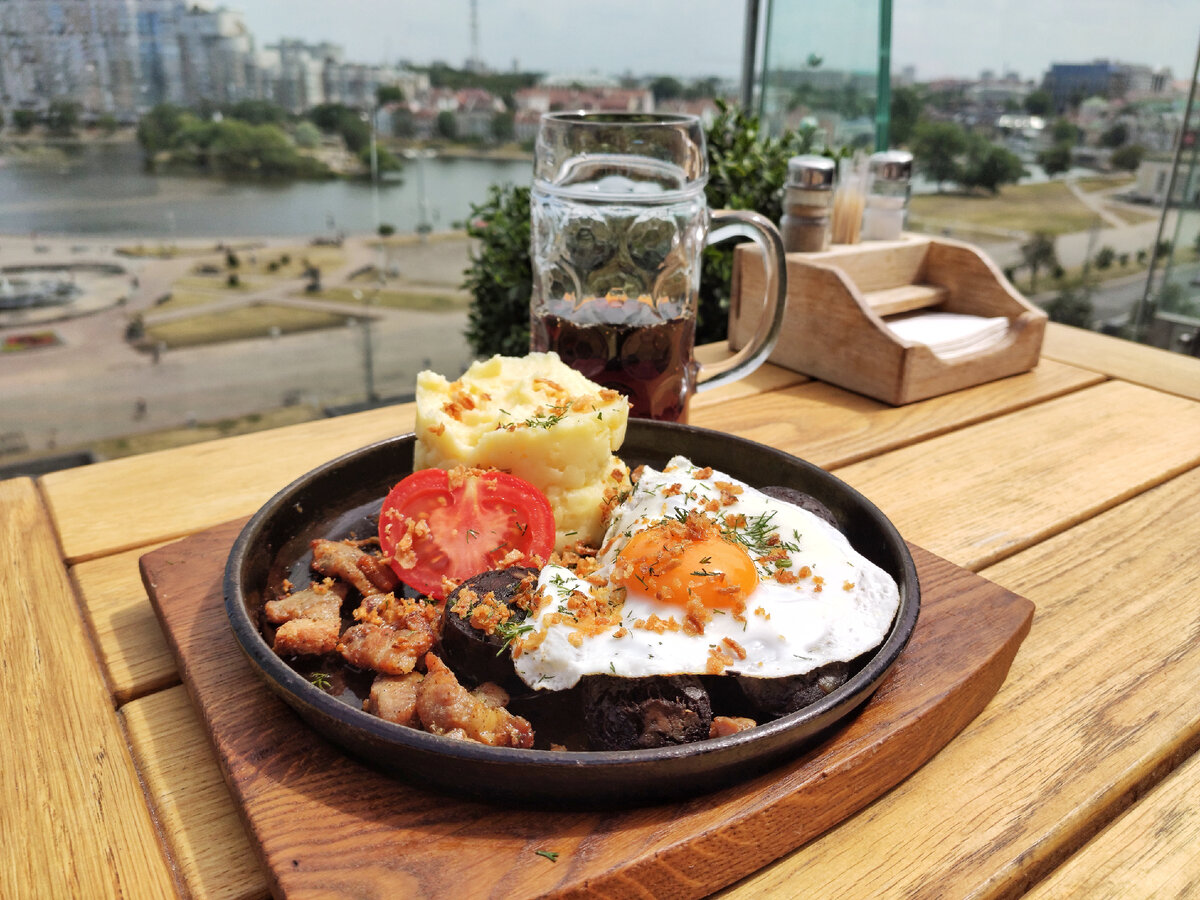 Под яйчишком – кровяная колбаса. И это отменная кровяная колбаса, какой я её помню и какой ни разу не встречала в Питере. Нежная, без всяких круп, с кусочками шкурок. Неосторожно можно и руки по локоть отгрызть – так вкусно.