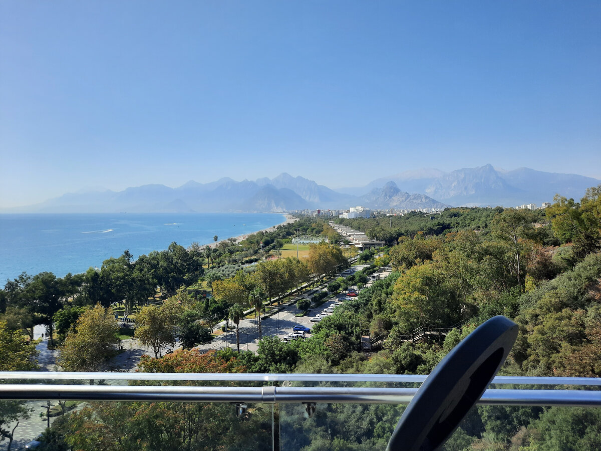 Вот до этой набережной 15 минут пешком от квартиры моих приятелей.