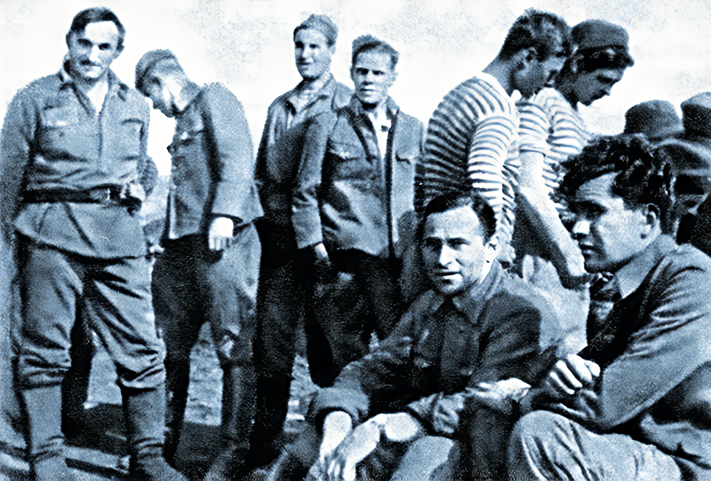 Бойцы 181-го особого разведотряда Северного флота. Крайний справа – Дважды Герой Советского Союза В. Н. Леонов.
