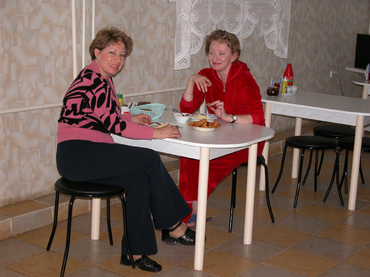 Горбачева Люба (слева) и Щербинина Света за завтраком в выходной день.  Мещерино, 2005 год