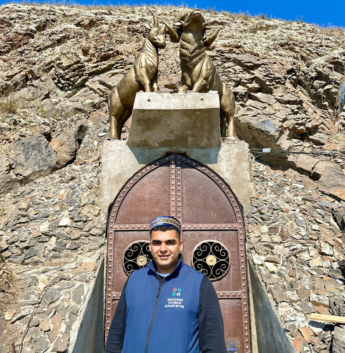 Вход в Ледовую резиденцию Чысхаана