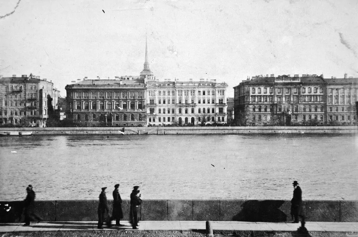Вид на Адмиралтейскую набережную с Университетской, фото начала 1900-х. Листайте вправо, там окрашенное фото