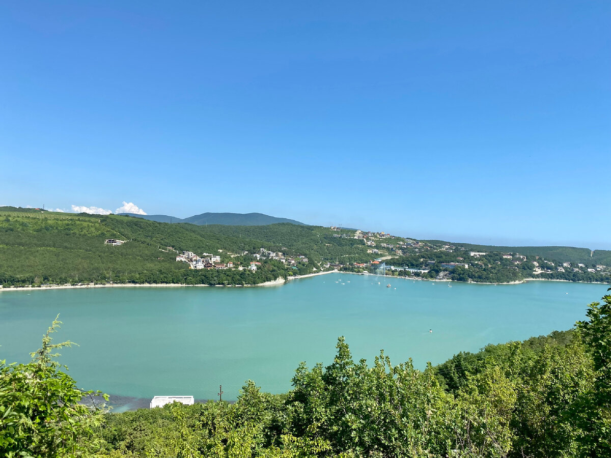 Вид со смотровой площадки, она расположена по дороге на морской пляж