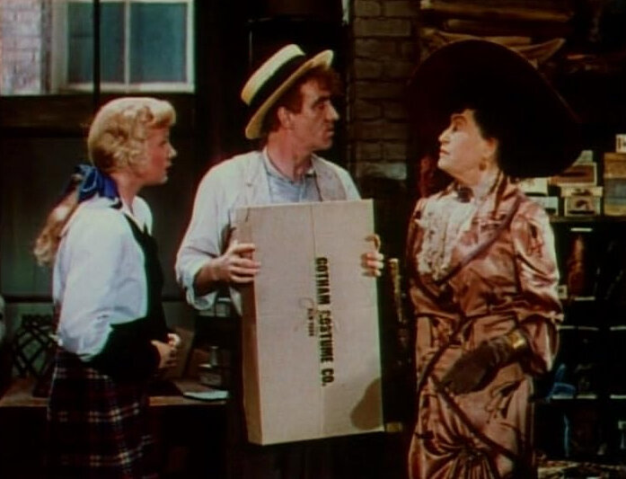 Кадр из фильма "Злоключения Полины" (1947)