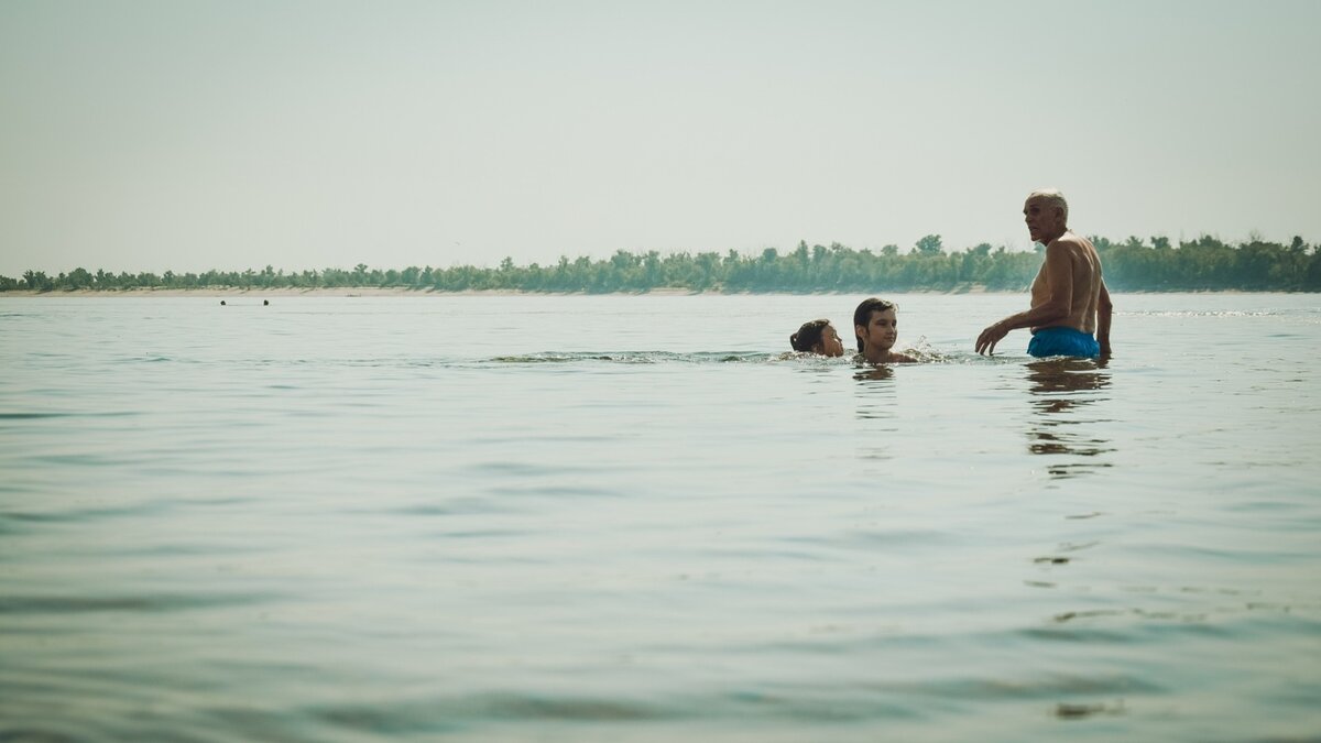     В Гуково Ростовской области тело парня выловили из местного водоема, пишут СМИ.