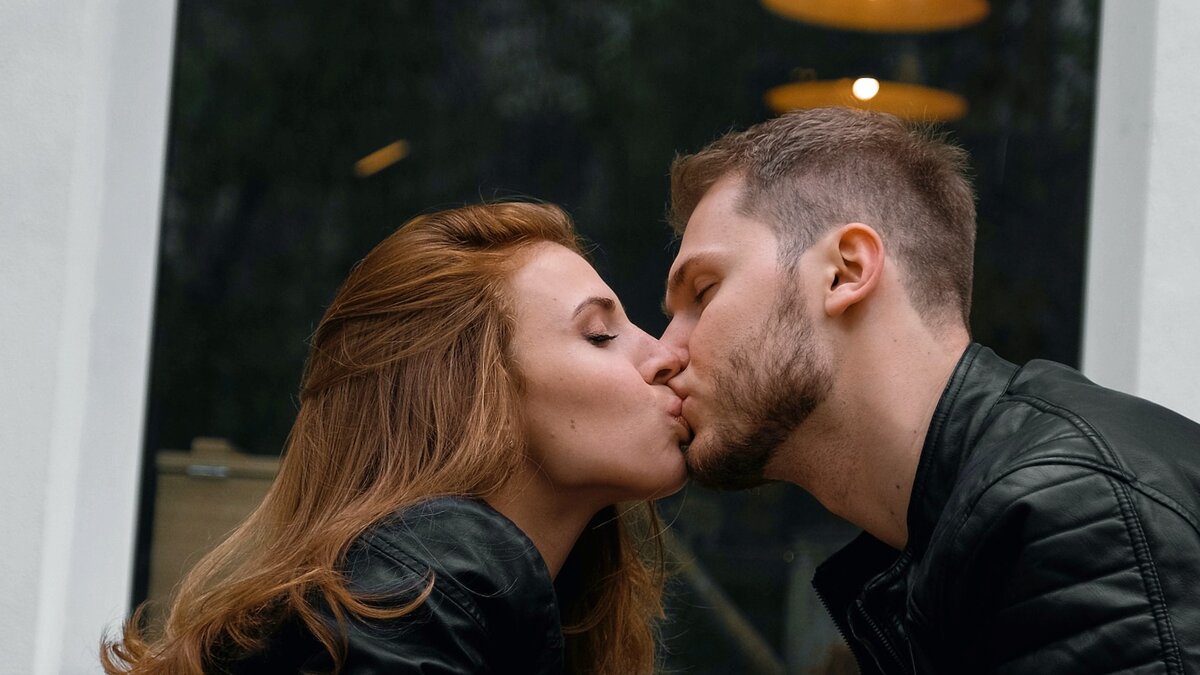 Should you kiss a guy on the first date?