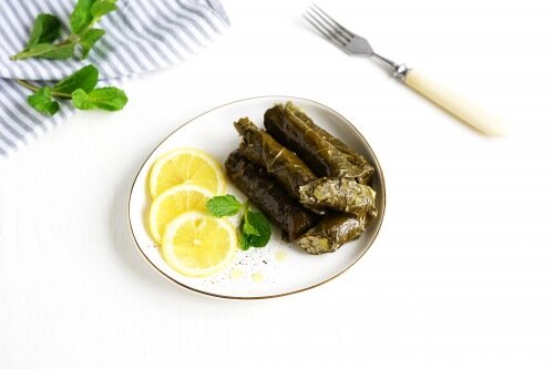 Рецептов долмы в виноградных листьях довольно много, но мой фаворит - самый простой, классический. Летом я готовлю долму из свежих виноградных листьев, а в не сезон использую маринованные. Вкус в обоих случаях очень яркий. А блюдо прекрасно подходит для праздничного стола. Но я радую семью долмой и в будни.