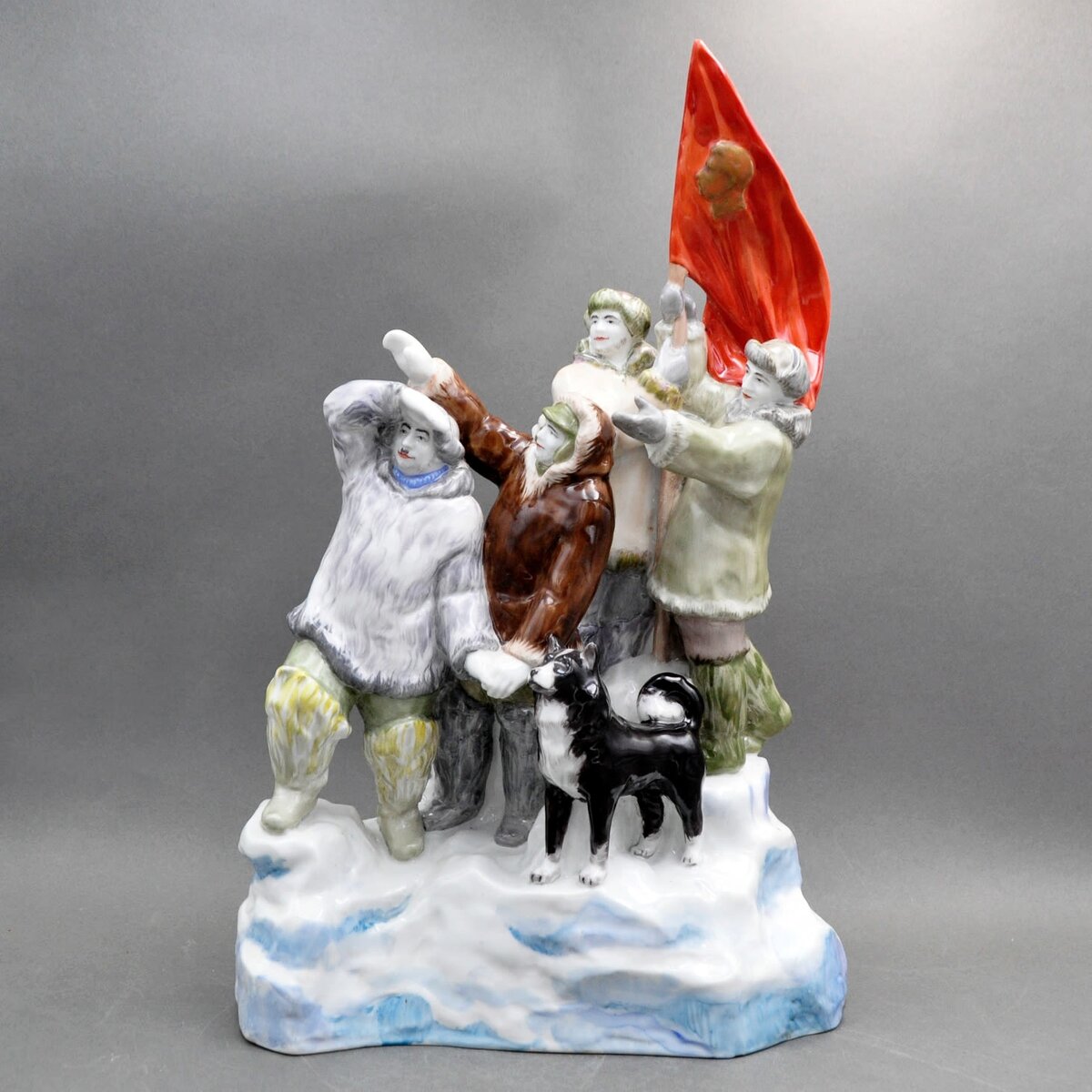 Папанинцы на льдине (Герои-полярники Э. Т. Кренкель, П. П. Ширшов, И. Д. Папанин, Е. К. Фёдоров и пятый зимовщик — собака Весёлый). ЛФЗ, конец 1930-х гг. (по модели 1938 г.). Скульптор: Данько Наталия Яковлевна (1892–1942). Фарфор, надглазурная роспись. Высота 38,5 см. https://ru.bidspirit.com/