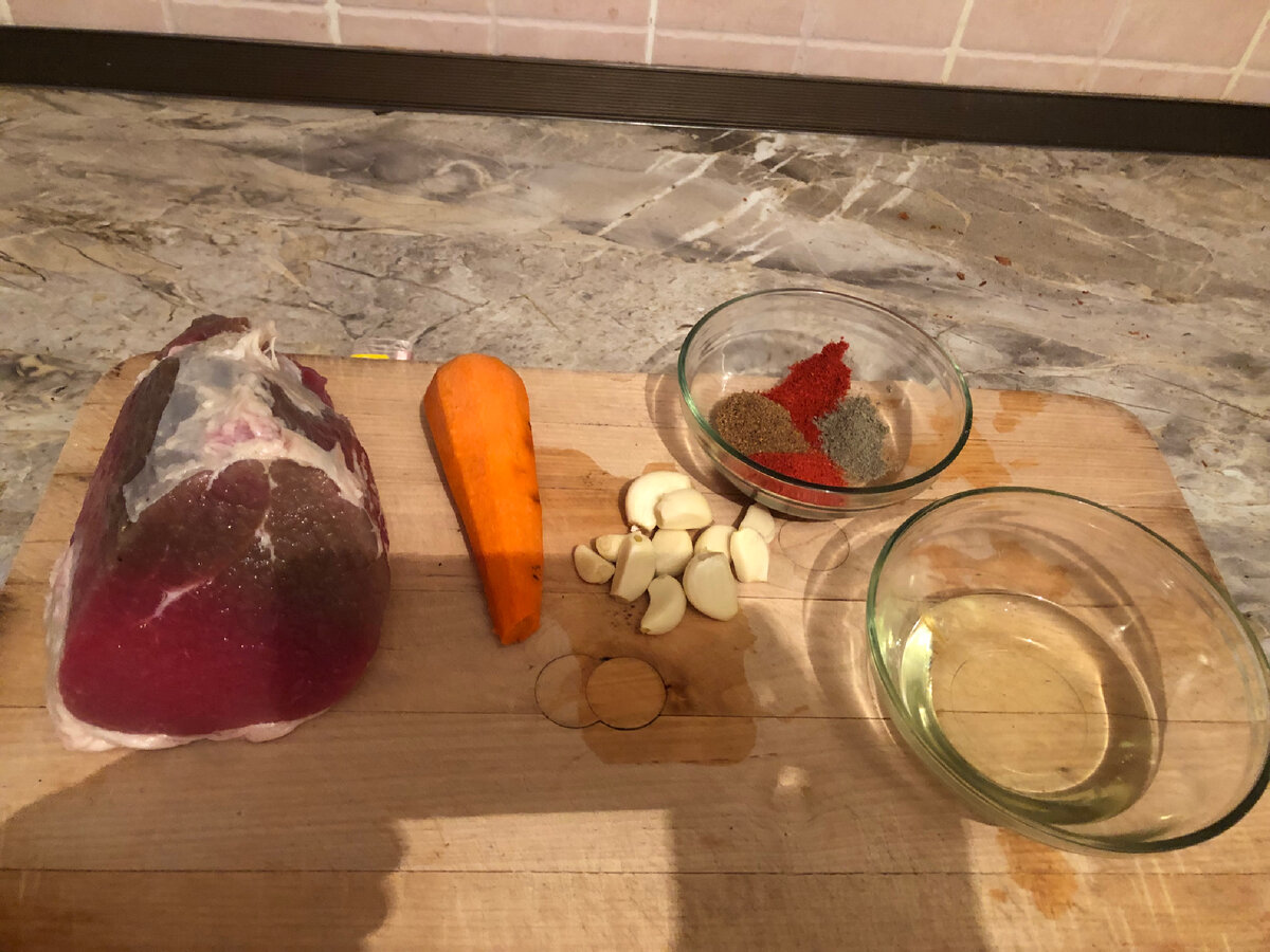 Ингредиенты :                                                      Мясо (телятина или свинина ) 1-1,5 кг;       морковь 🥕- 150 грамм;                                 чеснок 🧄- 100 грамм;                                     перец молотый - 10 грамм;                          паприка 🫑- 10 грамм;                                       Чили 🌶️ молотый - 10 грамм;                     кориандр - 10 грамм;                                        масло растительное - 15 грамм;                       соль по вкусу.