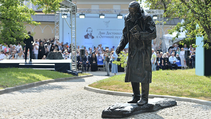 ПАМЯТНИК ДОСТОЕВСКОМУ В ОПТИНОЙ ПУСТЫНИ. ФОТО: ОПТИНА ПУСТЫНЬ