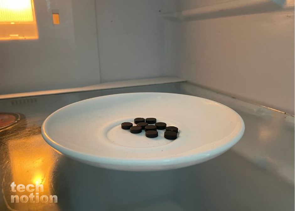 Ставим активированный уголь в холодильник для устранения запахов / Изображение: дзен-канал technotion