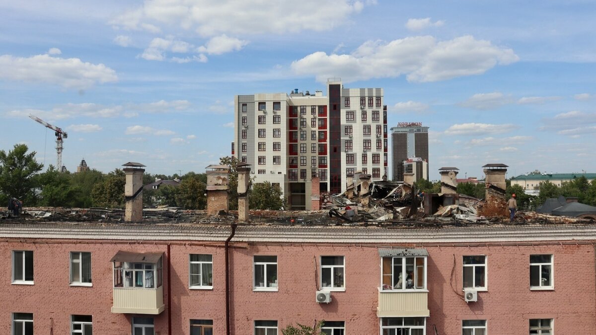     Жительница дома №4 по улице Груздева стала очевидцем крупного пожара в соседнем доме №8/2 по улице Чехова в июне 2023 года. В разговоре с Inkazan собеседница призналась, что переживала за возможный перенос огня на рядом стоящие здания.