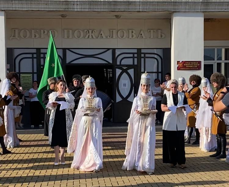 Песня потому что я черкес. Черкесские женщины. Почему на адыгской свадьбе женщины отдельно.