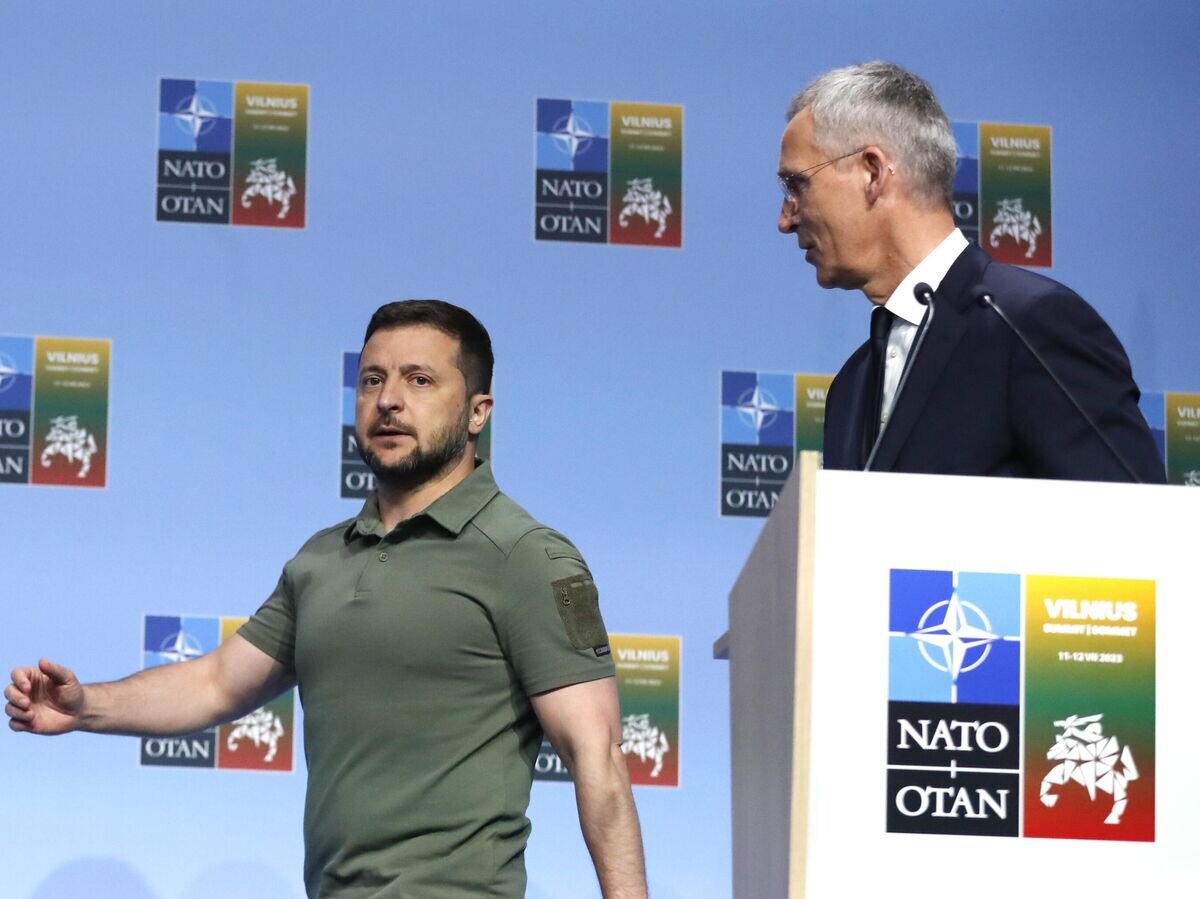    Президент Украины Владимир Зеленский и генеральный секретарь НАТО Йенс Столтенберг на саммите НАТО в Вильнюсе© AP Photo / Mindaugas Kulbis
