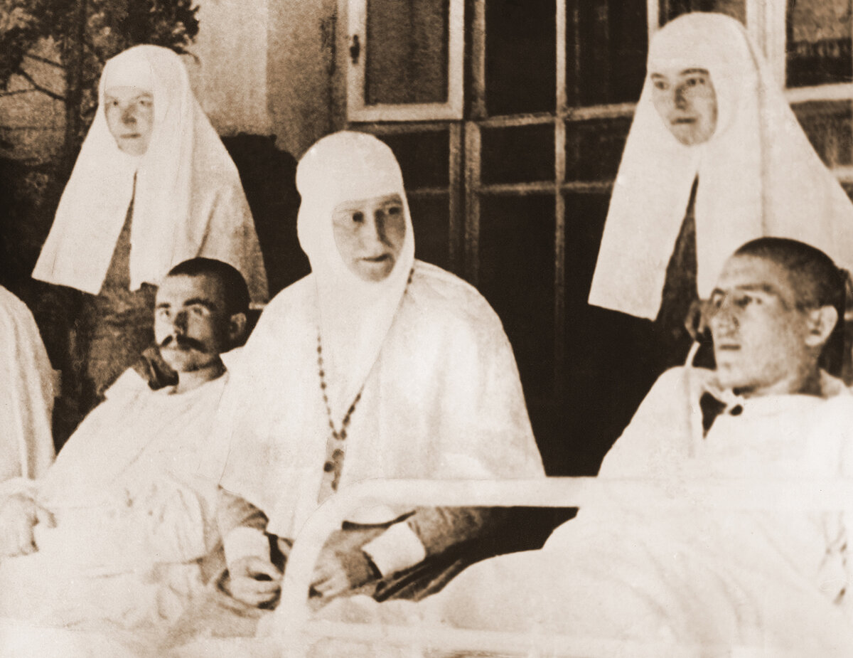 Великая княгиня Елизавета Феодоровна с раненными