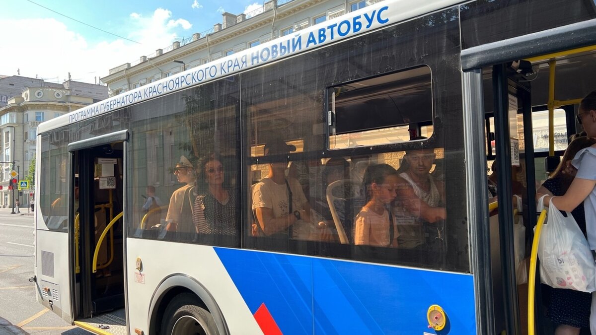     В Красноярске продолжают бороться с грязью в автобусах.