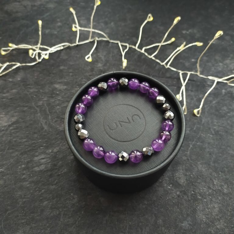 На фото браслет с аметистом и гематитом