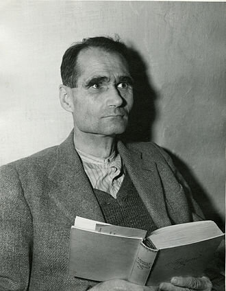 Рудольф Вальтер Рихард Гесс (26 апреля 1894, Александрия — 17 августа 1987, тюрьма Шпандау, Западный Берлин) — немецкий государственный и политический деятель, заместитель фюрера в НСДАП и рейхсминистр (1933—1941)