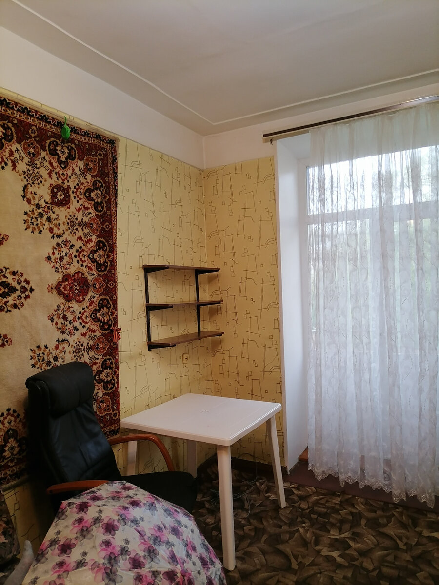 Наша комната в старой квартире с ковром 