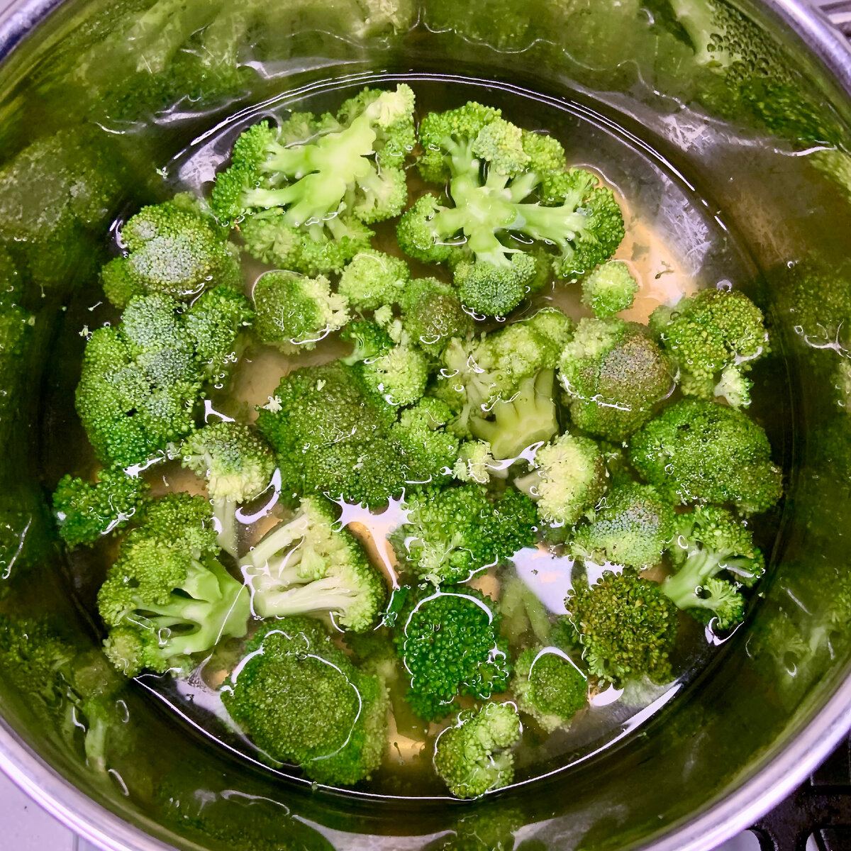 брокколи - 800 гр, овощной бульон - 400 мл