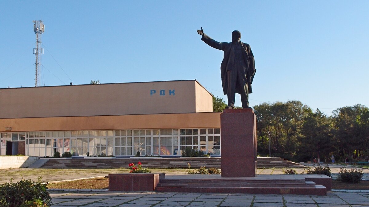     Из-за теракта на Крымском мосту автомобилистам предложили добираться до полуострова сухопутной дорогой через новоприсоединенные территории. Спасатель Артем Белков рассказал RostovGazeta, что сухопутная дорога по Мелитопольскому шоссе на сегодняшний день безопаснее, чем переезд по мосту.