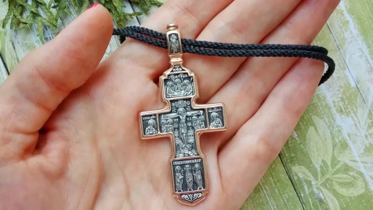 Нательный крестик - символ христианской веры и мощный оберег. Фото: