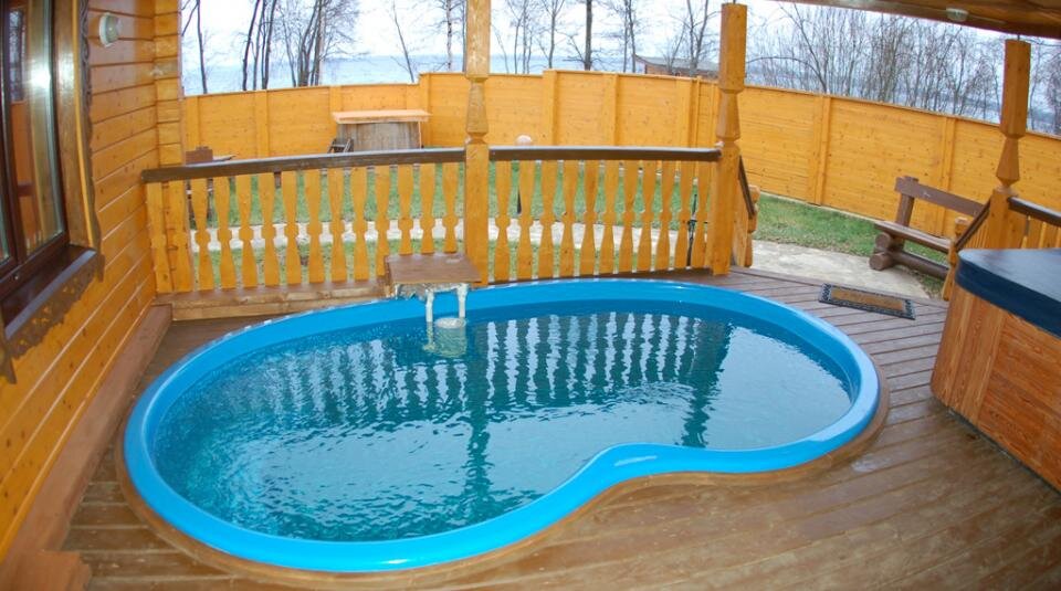 Бассейн с тёплой водой в малом SPA-центре «СДЛ»