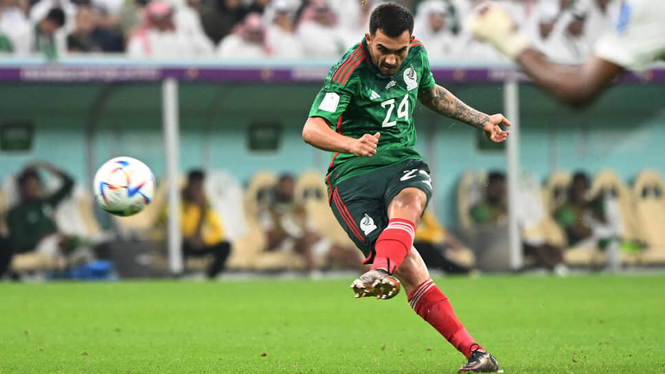 Фото: Alberto Lingria / Reuters📷На чемпионате мира 2022 года в Катаре Луис Чавес входил в стартовый состав сборной Мексики во всех трех матчах группового этапа, а во встрече с Саудовской Аравией отметился эффектным голом со штрафного