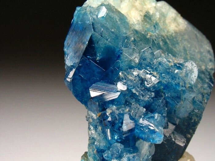 Необработанный эвклаз. Источник: Pinterest